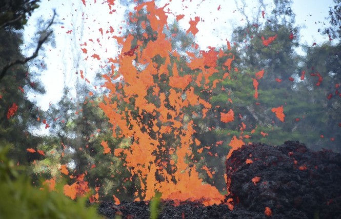 Cận cảnh núi lửa Hawaii phun dung nham đỏ rực trời - ảnh 4