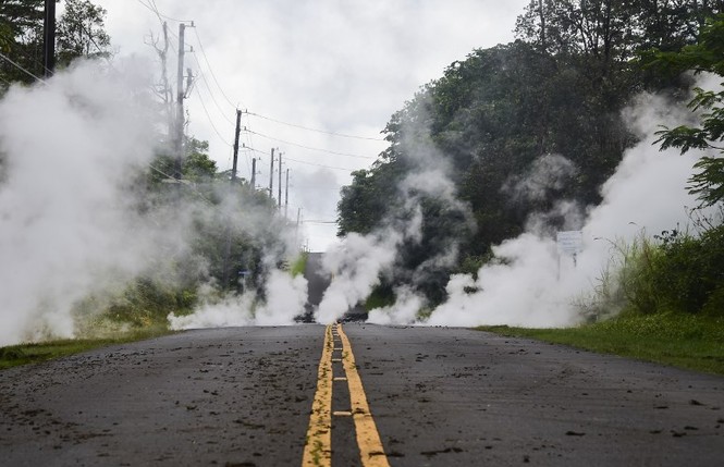 Cận cảnh núi lửa Hawaii phun dung nham đỏ rực trời - ảnh 6