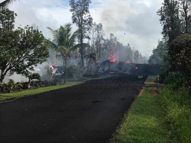 Cận cảnh núi lửa Hawaii phun dung nham đỏ rực trời - ảnh 3