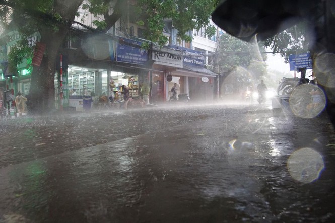 Chiều nay, Hà Nội mưa to và dông - ảnh 1