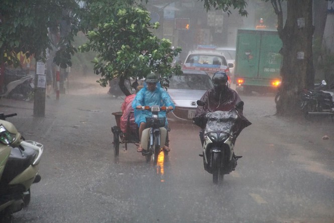 Chiều nay, Hà Nội mưa to và dông - ảnh 2