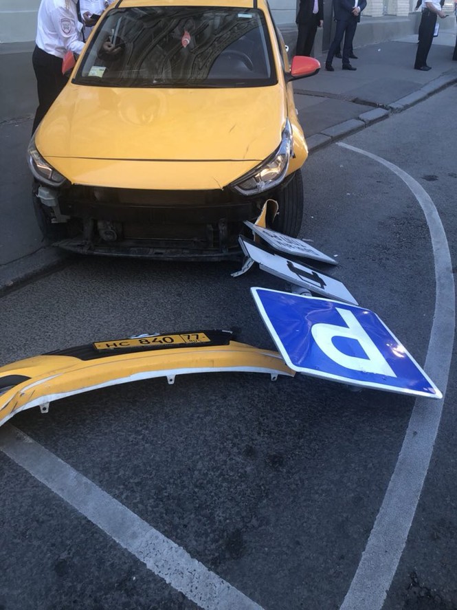 Nga: Taxi lao vào đám đông fan bóng đá, 8 người bị thương - ảnh 1