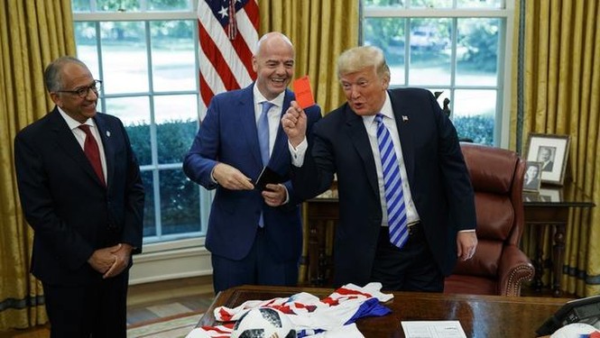 Phóng viên bị ông Trump giơ thẻ đỏ trong phòng Bầu dục - ảnh 3