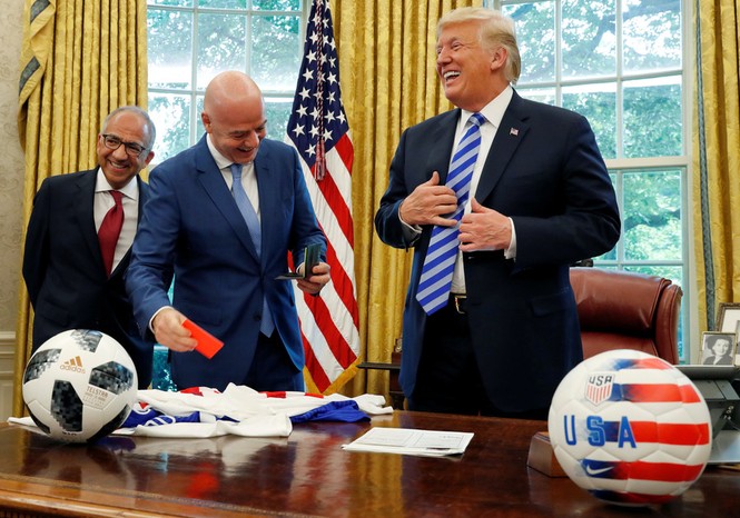 Phóng viên bị ông Trump giơ thẻ đỏ trong phòng Bầu dục - ảnh 2
