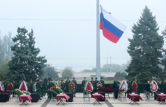 20.000 dự tang lễ nạn nhân vụ xả súng ở Crimea - ảnh 1