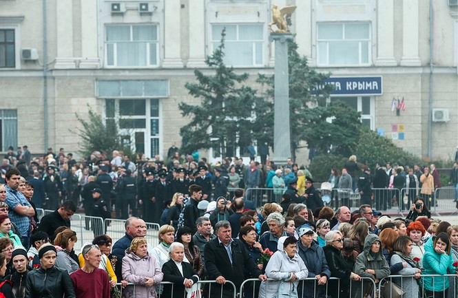 20.000 dự tang lễ nạn nhân vụ xả súng ở Crimea - ảnh 3