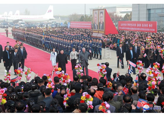 Triều Tiên lần đầu trưng bày tranh chân dung ông Kim Jong-un - ảnh 1