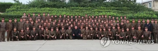 Hậu thử tên lửa, ông Kim phong quân hàm cho hơn 100 nhà khoa học - ảnh 1