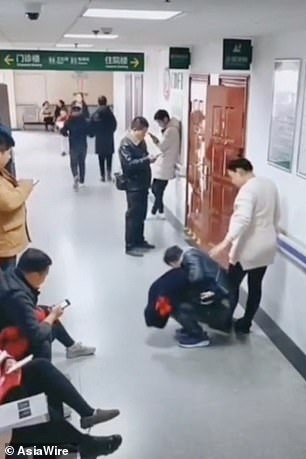 'Chồng người ta' nhận 7 triệu lượt thích vì lấy lưng làm ghế cho vợ bầu - ảnh 1