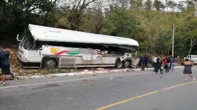 Xe buýt nát đuôi sau cú đâm xe tải, 21 người mất mạng - ảnh 1