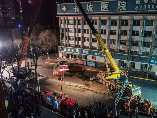 ‘Hố tử thần’ nuốt chửng xe buýt, 25 người bị thương và mất tích - ảnh 1
