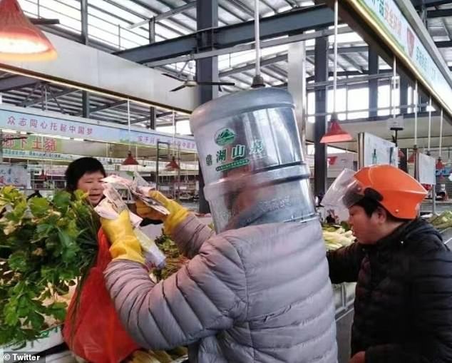 Người Trung Quốc đội chai nhựa, bọc túi nilon để tránh lây virus corona - ảnh 4