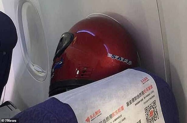 Người Trung Quốc đội chai nhựa, bọc túi nilon để tránh lây virus corona - ảnh 6
