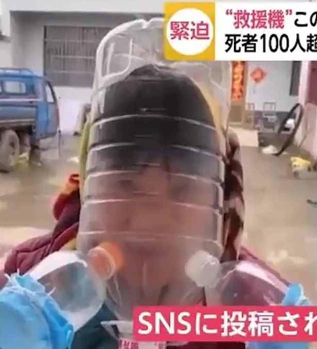 Người Trung Quốc đội chai nhựa, bọc túi nilon để tránh lây virus corona - ảnh 8
