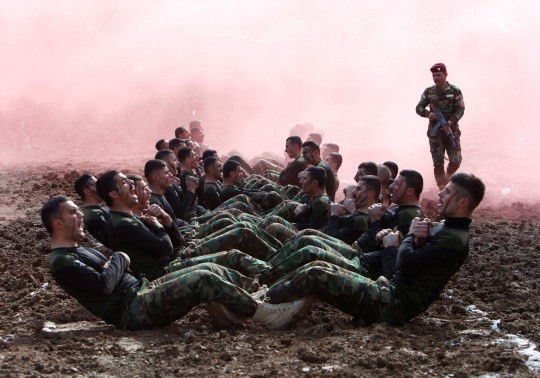 Nữ binh người Kurd xẻ thịt rắn, cắn chết thỏ, hạ gục nam binh trong nháy mắt - ảnh 8
