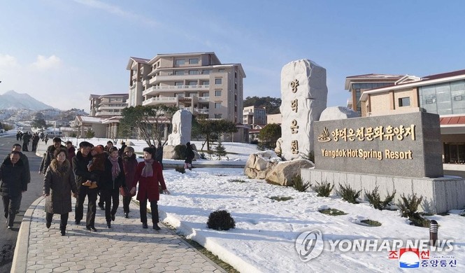 Ông Kim tái xuất: Chỉ đạo chống Covid-19, giám sát tập trận quân sự - ảnh 1