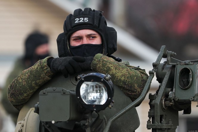 Binh sĩ Nga đeo khẩu trang kín mít tập duyệt binh Ngày Chiến thắng - Ảnh 6.