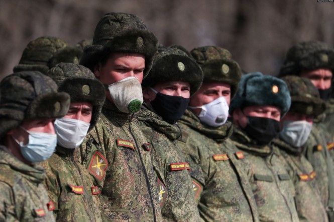 Binh sĩ Nga đeo khẩu trang kín mít tập duyệt binh Ngày Chiến thắng - Ảnh 7.