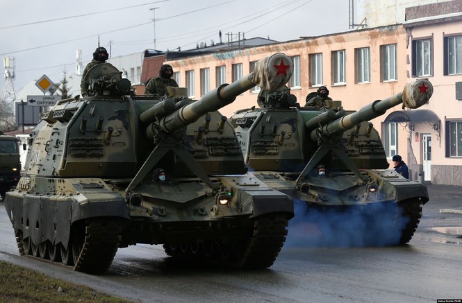 Binh sĩ Nga đeo khẩu trang kín mít tập duyệt binh Ngày Chiến thắng - Ảnh 11.