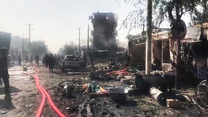 Đoàn xe Phó Tổng thống Afghanistan trúng bom, nghi là âm mưu ám sát - ảnh 1