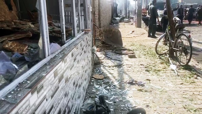 Đoàn xe Phó Tổng thống Afghanistan trúng bom, nghi là âm mưu ám sát - ảnh 2