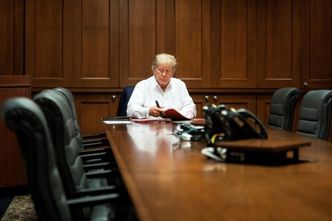 Tổng thống Mỹ mắc COVID-19: Nhà Trắng tung ảnh ông Trump cặm cụi làm việc trong bệnh viện - ảnh 1