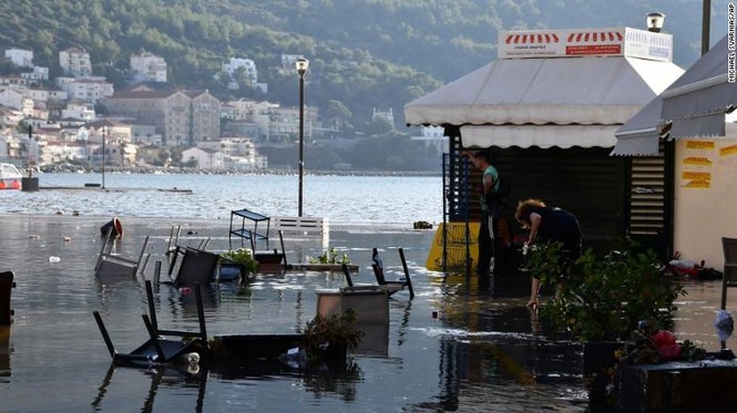 Thổ Nhĩ Kỳ tan hoang sau trận động đất, sóng thần khiến 800 người thương vong - Ảnh 13.