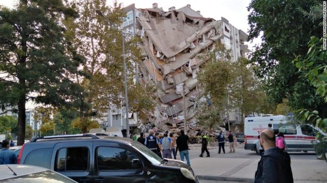 Thổ Nhĩ Kỳ tan hoang sau trận động đất, sóng thần khiến 800 người thương vong - Ảnh 3.