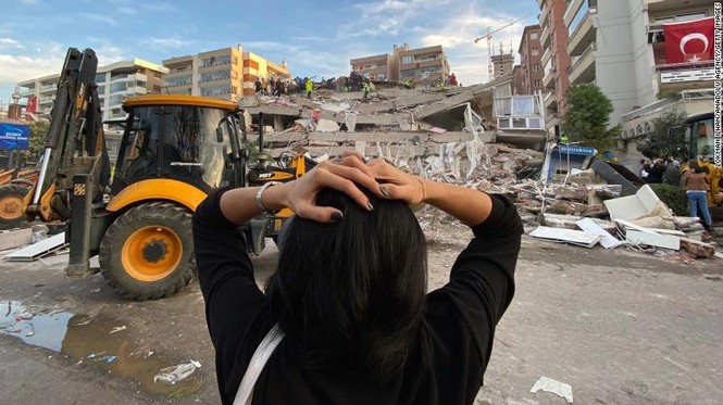 Thổ Nhĩ Kỳ tan hoang sau trận động đất, sóng thần khiến 800 người thương vong - Ảnh 9.
