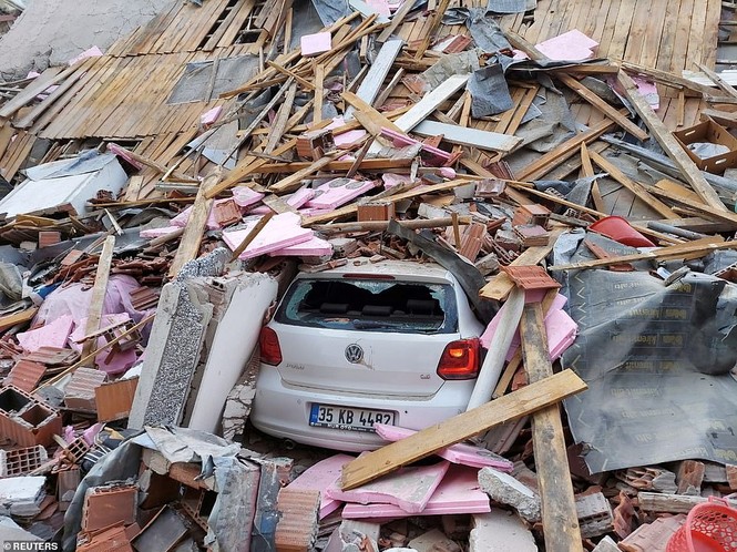 Thổ Nhĩ Kỳ tan hoang sau trận động đất, sóng thần khiến 800 người thương vong - Ảnh 4.