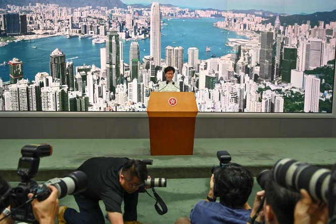 Hong Kong hoãn vô thời hạn dự luật dẫn độ người biểu tình - ảnh 1
