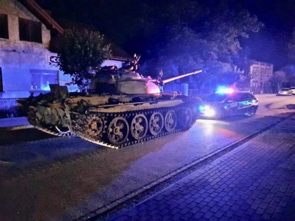 say rượu lái xe tăng T-55 đường phố Ba Lan - ảnh 1