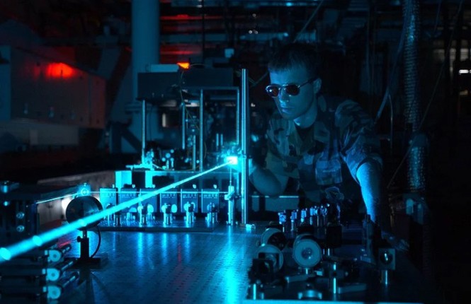 vũ khí laser quân đội Mỹ hạ gục tên lửa hành trình máy bay không người lái drone Lầu Năm Góc - ảnh 1