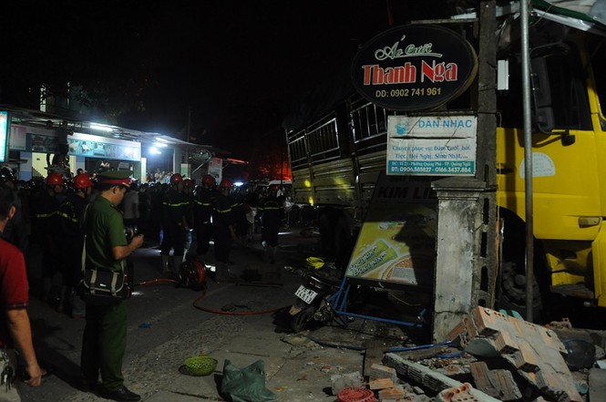 The scene of a truck accident at a village house in Quang Ngai killed 3 people - photo 13