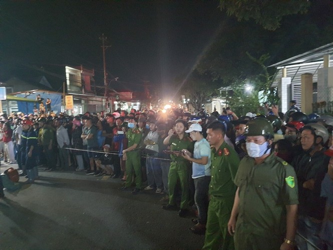 The scene of a truck accident at a village house in Quang Ngai killed 3 people - photo 14