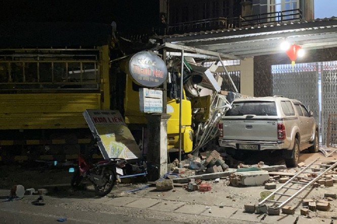 The scene of a truck accident at a village house in Quang Ngai killed 3 people - photo 2