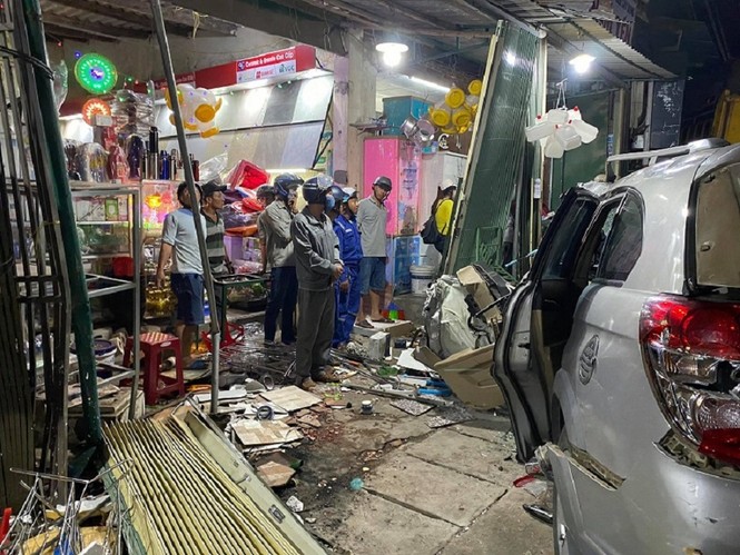 The scene of a truck accident at a village house in Quang Ngai killed 3 people - photo 8