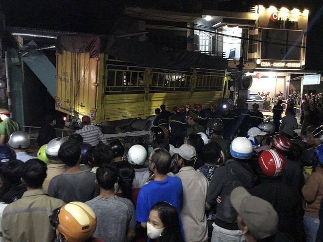 The scene of a truck accident at a village house in Quang Ngai killed 3 people - photo 1