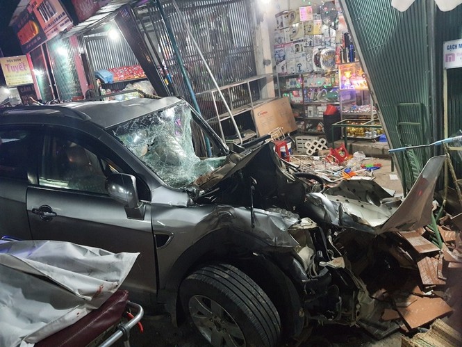 The scene of a truck accident at a village house in Quang Ngai killed 3 people - photo 9