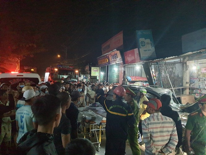 The scene of a truck accident at a village house in Quang Ngai killed 3 people - photo 5