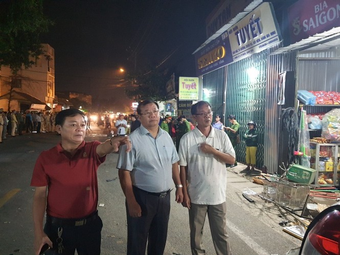 The scene of a truck accident at a village house in Quang Ngai killed 3 people - photo 12