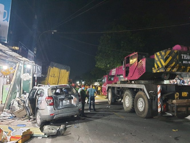 The scene of a truck accident at a village house in Quang Ngai killed 3 people - photo 4