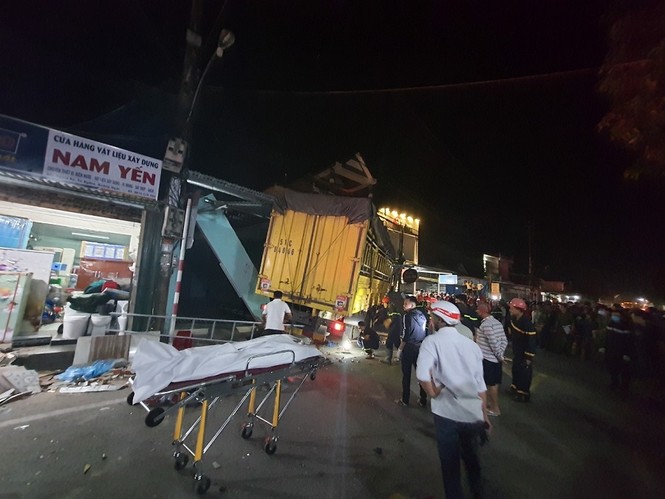 The scene of a truck accident at a village house in Quang Ngai killed 3 people - photo 6