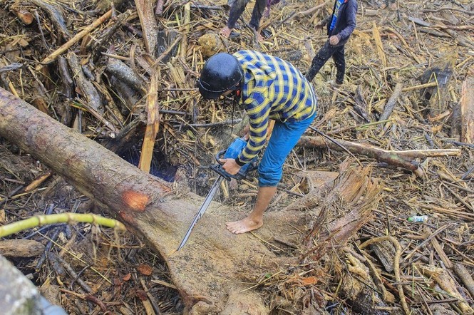 Hàng trăm khối gỗ khai thác trái phép chèn kín, đe dọa cầu Nước Bua - Ảnh 9.