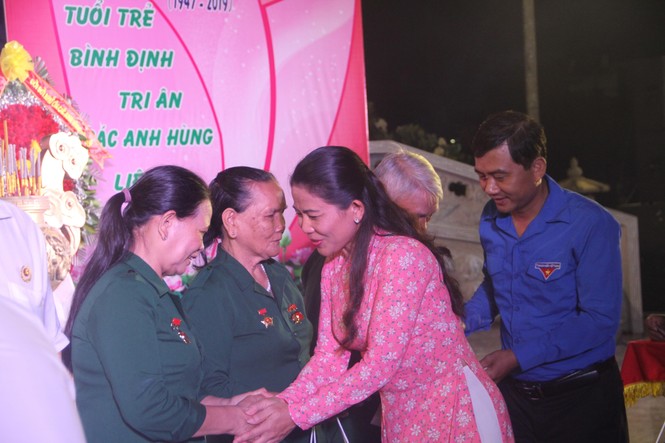 Tuổi trẻ Bình Định thắp nến tri ân các anh hùng liệt sĩ - ảnh 2