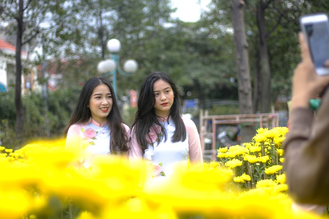 Người dân nô nức đi chợ hoa Tết - ảnh 7