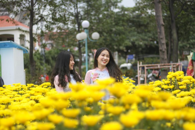 Người dân nô nức đi chợ hoa Tết - ảnh 8