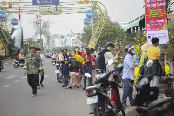 Người dân nô nức đi chợ hoa Tết - ảnh 1