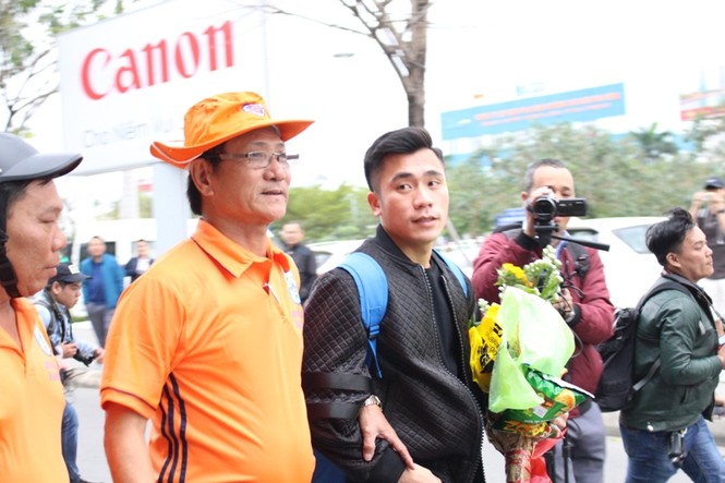 CĐV Đà Nẵng “náo loạn” sân bay, đón Hà Đức Chinh và đồng đội - ảnh 10