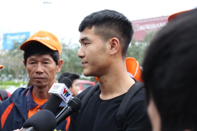 CĐV Đà Nẵng “náo loạn” sân bay, đón Hà Đức Chinh và đồng đội - ảnh 12
